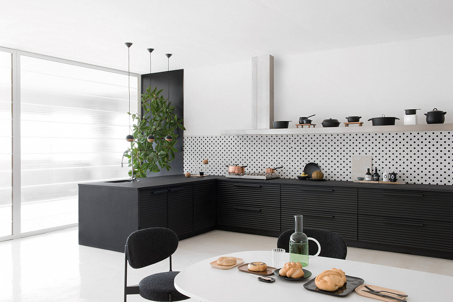 White kitchen in modern style Schiffini Vico Magistretti Cinqueterre Alluminio Nero